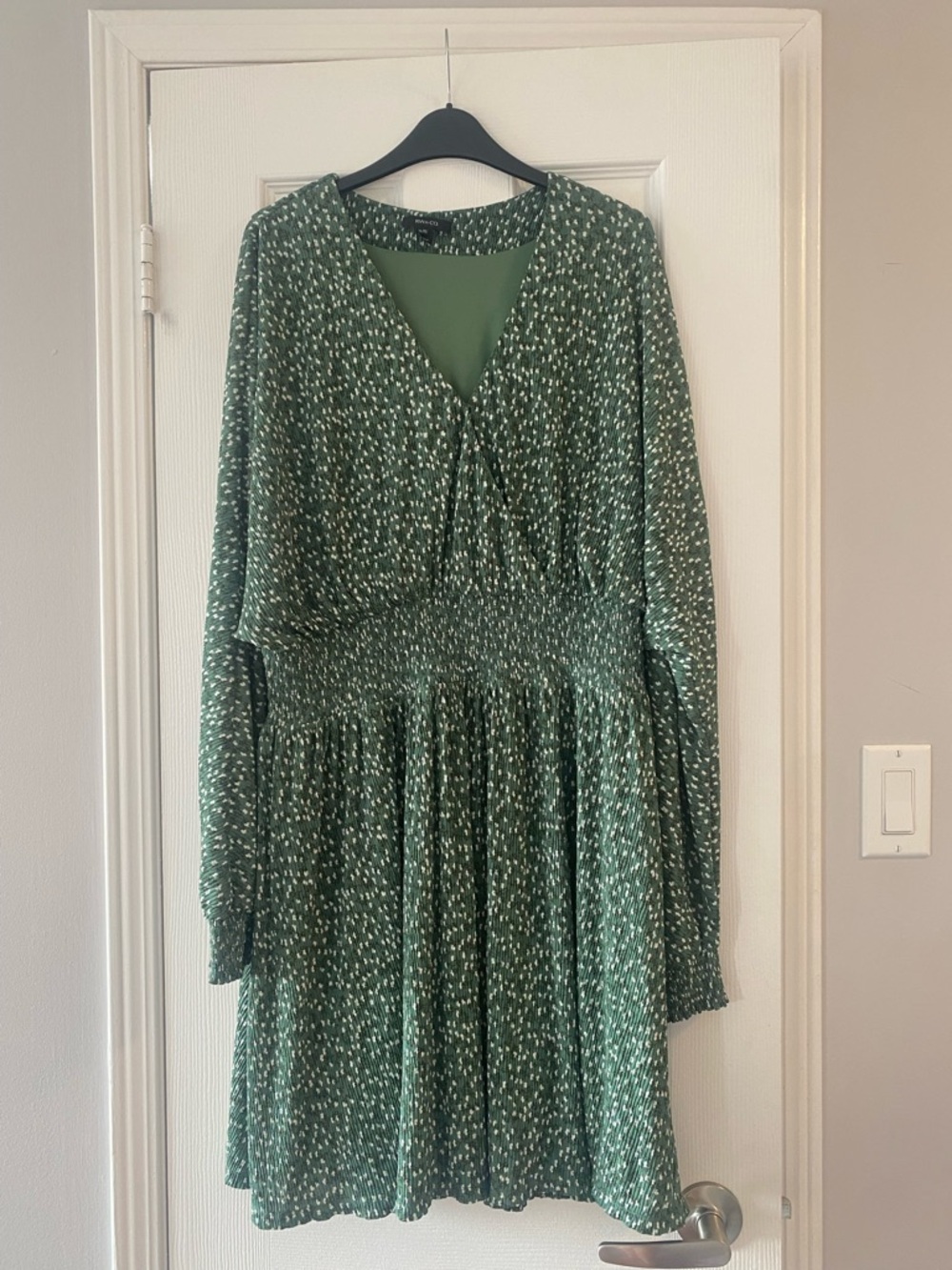 RW&CO Green V-Neck Long Sleeve Dress